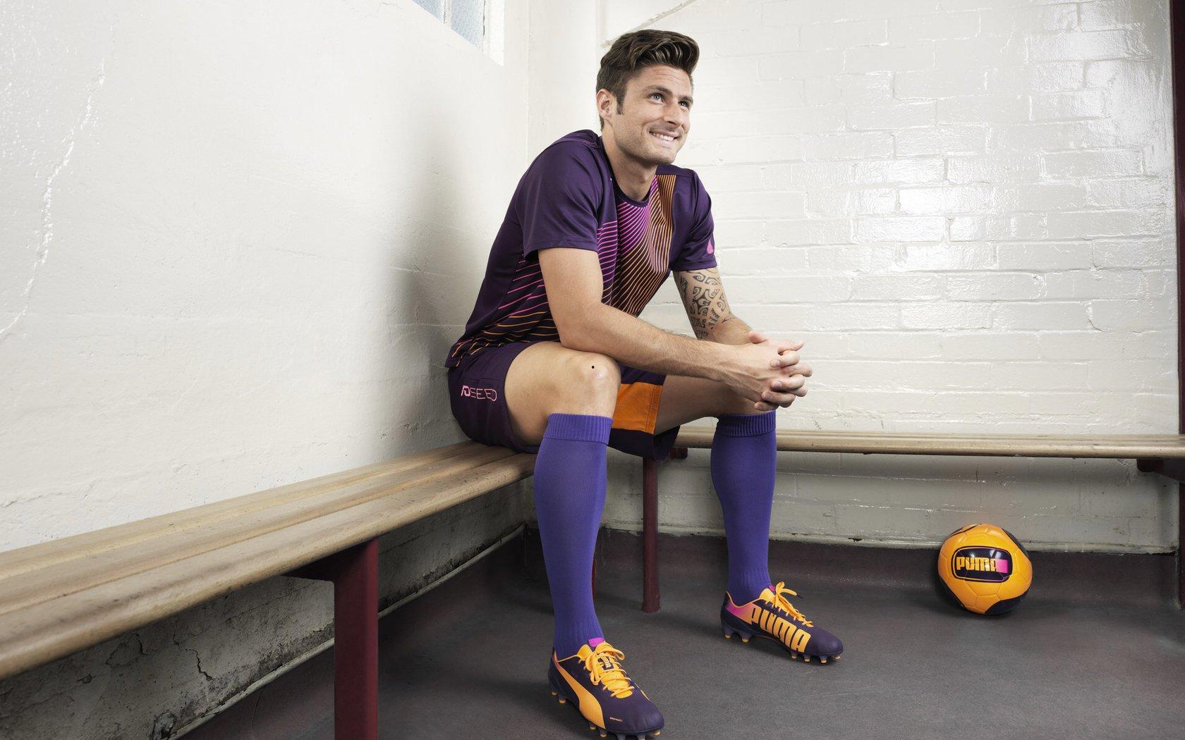 国际帆船赛激战正酣，顶尖选手逐浪争锋