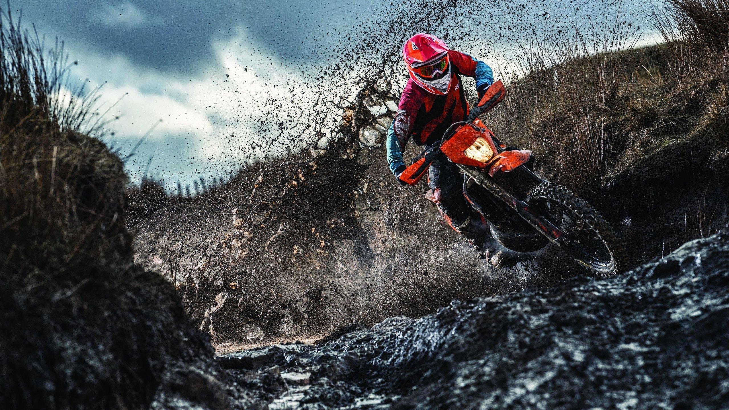 国际帆船赛激战正酣，顶尖选手逐浪争锋