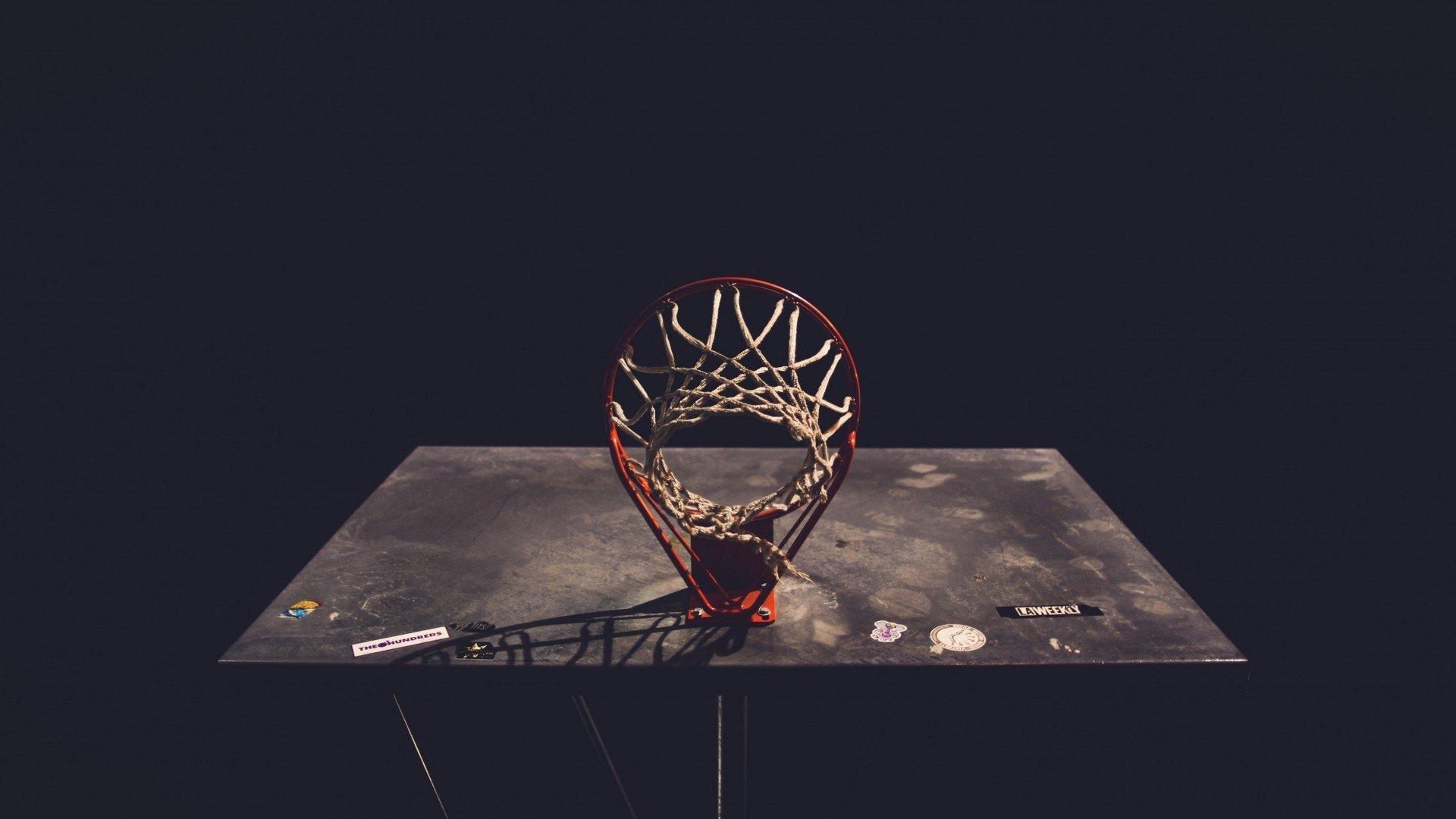 季后赛激战正酣,豪门对决引爆篮球热潮